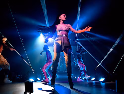 Ariana Grande được bảo vệ nghiêm ngặt khi biểu diễn tại Việt Nam Ariana Grande duoc bao ve nghiem ngat khi bieu dien tai Viet Nam