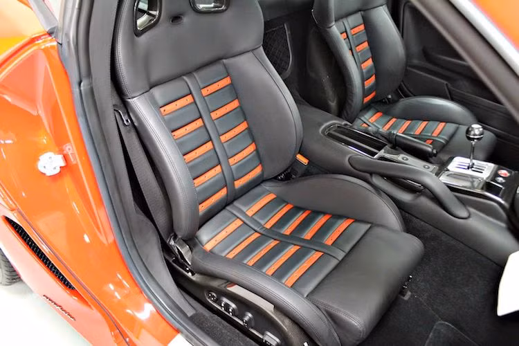 Giống như nhiều siêu xe Ferrari khác cùng thời kỳ, 599 GTB không có những hệ thống thông tin giải trí hiện đại hay màn hình cảm ứng. Thay vào đó, nội thất của xe được thiết kế tối giản để người lái có thể tập trung hưởng thụ hiệu năng vận hành mà chiếc xe đem lại.