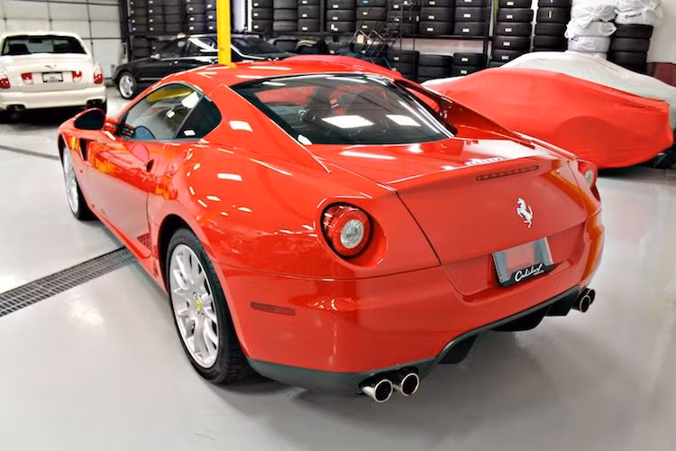 Với số lượng sản xuất cực kỳ giới hạn, những chiếc Ferrari 599 GTB số sàn nói riêng và mọi siêu xe số sàn nói chung hiện đã bị "thét giá" lên rất cao. Chiếc xe trong bài viết này đang có giá rao 659.500 USD (tương đương 15 tỷ đồng) - đắt gấp đôi "hậu duệ" 812 Superfast ngày nay.