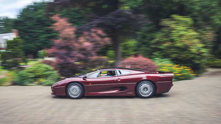 Phải mất tới gần 25 năm sau khi được ra mắt, giá trị của Jaguar XJ220 mới được những người yêu xe công nhận. Với số lượng sản xuất nhỏ, chiếc xe ngày nay vẫn có giá rất cao khi bán lại, thậm chí là ngang với nhiều siêu xe đời mới. Chiếc XJ220 trong bài viết hiện đang ở trong tình trạng hoàn hảo và mới chỉ chạy được gần 3400 km.