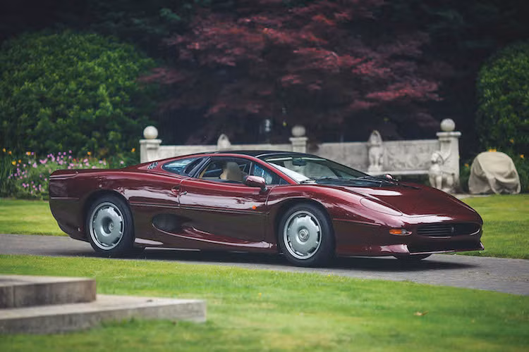 Được sản xuất từ năm 1992 tới 1994, siêu xe Jaguar XJ220 là mẫu xe thương mại thứ 2 của hãng xe sang Anh Quốc Jaguar, sau chiếc XJR15 vào năm 1990. Tuy nhiên nếu tính từ khi bản concept đầu tiên của chiếc xe được trưng bày vào năm 1988, có thể coi XJ220 là mẫu siêu xe thương mại đầu tiên của Jaguar.