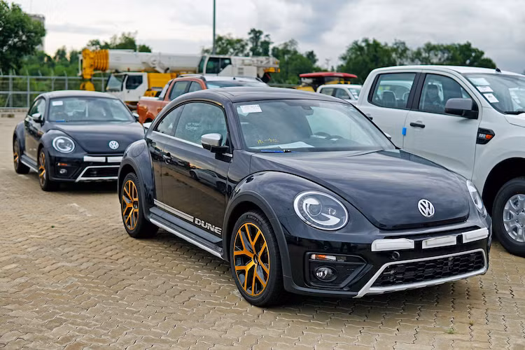 Với số lượng nhập về khá lớn, có vẻ như lần này Volkswagen không chỉ đưa Beetle Dune về trưng bày mà còn có ý định phân phối mẫu xe này tại thị trường Việt Nam. Dù Volkswagen Việt Nam chưa chính thức xác nhận về kế hoạch phân phối mẫu xe này, tuy nhiên một số nhân viên và đại lý của hãng đã bắt đầu "chào hàng" Beetle Dune với giá khoảng 1,5 tỷ đồng.