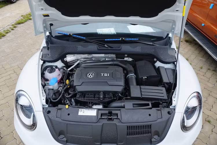 Beetle Dune chỉ có duy nhất một phiên bản động cơ đó là máy 2.0l tăng áp 4 xi-lanh thẳng hàng, đạt công suất tối đa 220 mã lực và mô-men xoắn cực đại 350 Nm. Xe được trang bị hệ dẫn động cầu trước và hộp số ly hợp kép DSG 7 cấp.