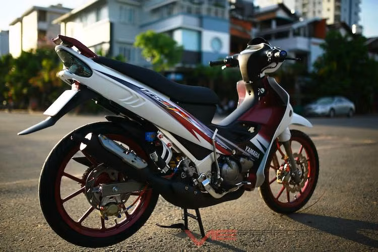 Ở bánh sau, chiếc 125ZR cũng được nâng cấp "dàn chân" tương tự như bánh trước với mâm Daytona, lốp Michelin và heo Brembo 2 pis đối xứng bắt ngược nhờ pad nhôm CNC đặc chế.