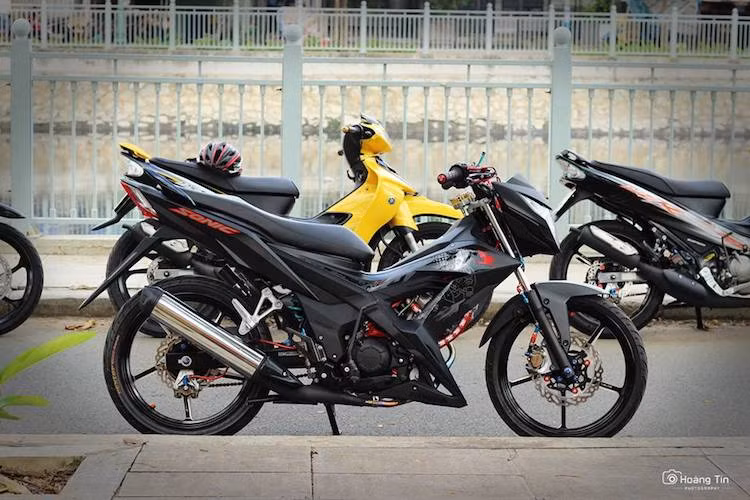 Dù sử dụng chung nền tảng với chiếc Honda Winner 150 tại Việt Nam, nhưng mẫu hyper underbone xe máy Honda Sonic 150R côn tay lại có giá đắt hơn nhiều do được nhập khẩu nguyên chiếc từ Indonesia bởi các đại lý tư nhân. Tuy nhiên, điều này không cản trở nhiều biker đam mê tiếp tục độ lại dòng xe này.