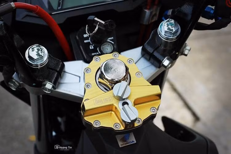 Logo Honda cắt CNC từ titan tạo điểm nhấn trang trí cho chảng ba của xe. Để Sonic 150R có độ ổn định cao hơn ở tốc độ lớn, cụm trợ lực trung tâm Ohlins đã được chủ xe trang bị cho mẫu xe máy Honda underbone phân khối nhỏ này.