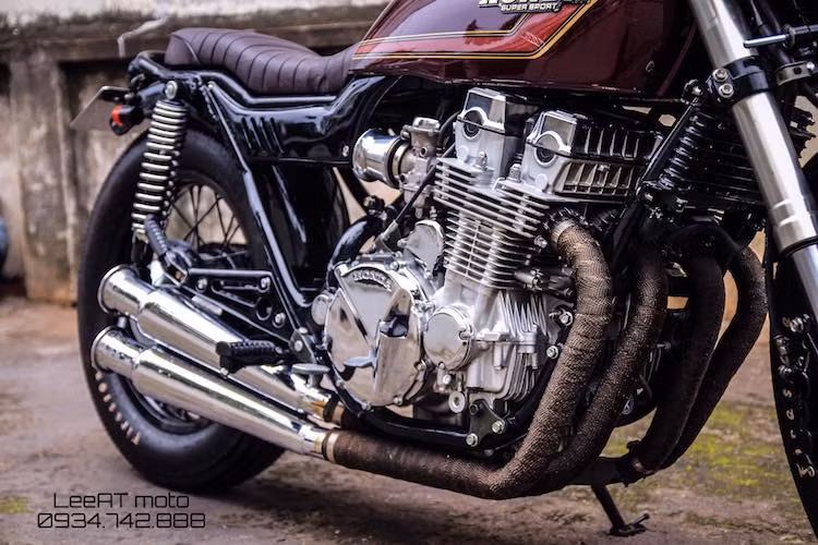 Khối động cơ 4 xi-lanh thẳng hàng DOHC làm mát bằng không khí của CB750 được xưởng độ giữ nguyên, chỉ có nắp quy-lát cùng các tấm ốp lốc máy mạ chrome bóng lộn, tương phản với màu sơn đen của xe. Có công suất 73 mã lực và mô-men xoắn 61,8 Nm, động cơ này chỉ được thay thế hệ thống xả chế tạo thủ công với cổ pô cuốn vải chống nóng và cặp pô hình chai cho tiếng nổ ấm đặc trưng "4 máy".