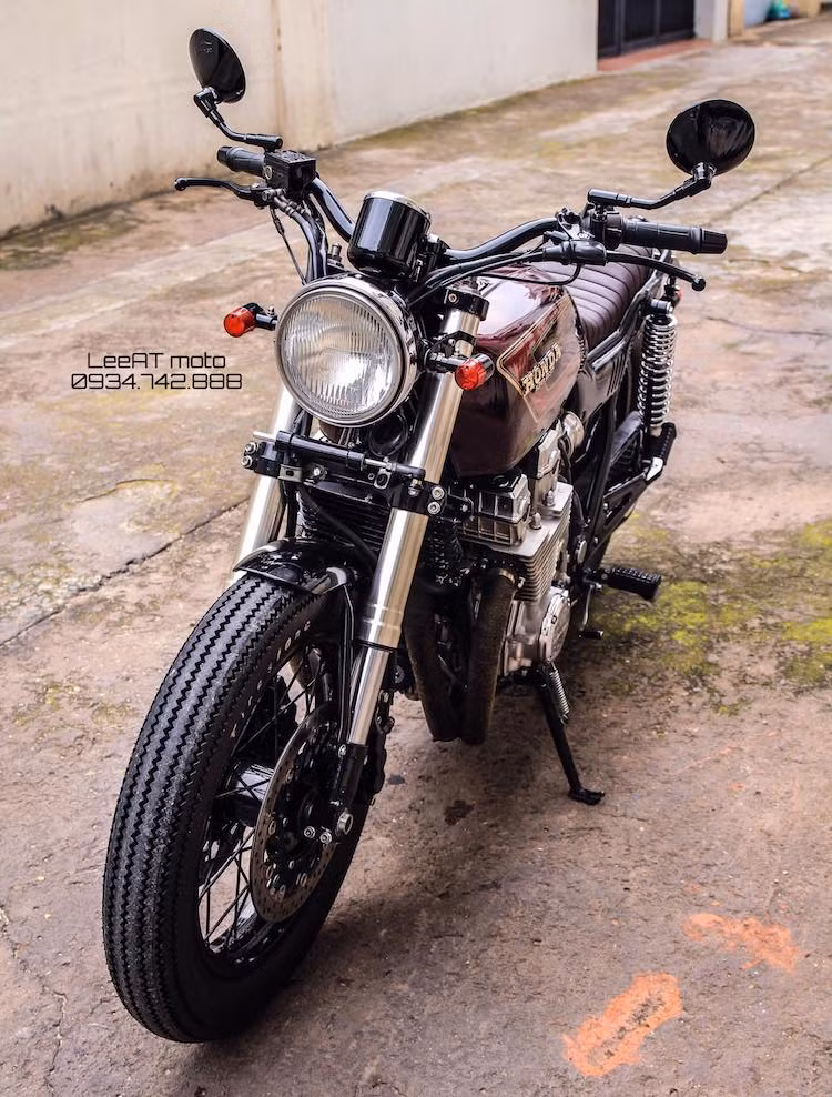 Trong mắt dân độ xe, CB750 cũng là một nền tảng được ưa chuộng để độ lên nhiều kiểu dáng xe khác nhau nhờ có bộ khung và động cơ thiết kế "chuẩn mực". Mới đây, xưởng độ LeeAT tại Sài Gòn đã hoàn thành một bản độ CB750 theo phong cách tracker cổ điển đầy tinh tế. Bản độ này cũng là một hướng đi mới khi trước đay, xưởng độ này thường được biết đến bởi các bản độ chế mủ từ những dòng xe hiện đại.