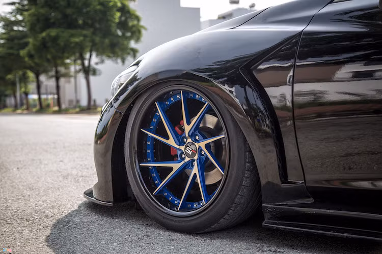 Mâm JS Forged làm bằng hợp kim trọng lượng nhẹ, kích thước 19 inch dành cho xe thể thao, đi cùng lốp Michelin.