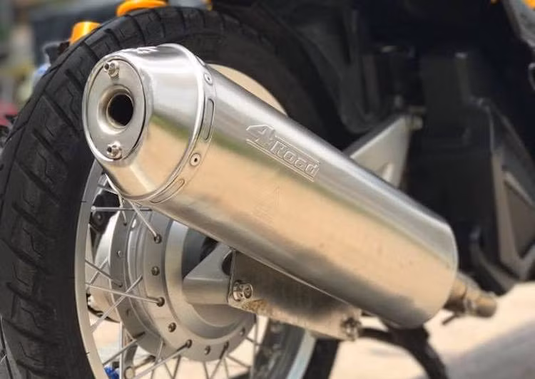 Khối động cơ SOHC 125 cc nguyên bản của Click được giữ nguyên, chỉ độ hệ thống lọc gió BMC thoáng hơn và thay nắp lọc gió trong suốt. Cây pô Leovince 4Road cùng cổ pô full system "hàng thửa" đêm tới cho chiếc xe tiếng nổ ấm và đậm chất thể thao đúng như kiểu dáng của nó.