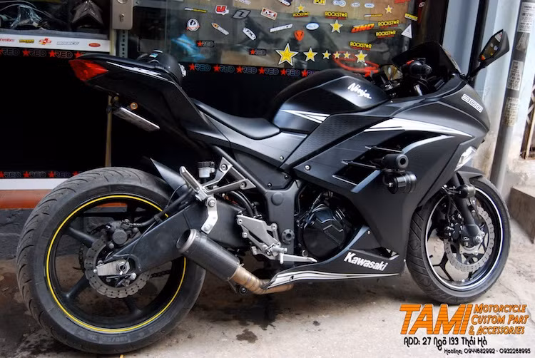 Được "phẫu thuật" gắp và mâm sau từ Yamaha R6, chiếc Kawasaki Ninja 300 của một dân chơi môtô Hà Nội đã có vẻ ngoài khỏe khoắn hơn giống những mẫu sportbike phân khối lớn hơn.