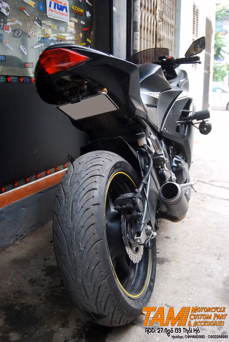 Đi kèm với mâm R6, chiếc Ninja 300 đã được trang bị lốp sau Michelin Pilot Road 4 với kích cỡ 180/55/17 với độ bám đường tốt trong điều kiện mưa nắng thất thường tại Việt Nam. Ngoài "dàn chân khủng" phía sau, chiếc xe chỉ được trang bị thêm một số "đồ chơi" đơn giản. Bộ dè sau nguyên bản đã bị loại bỏ, thay vào đó là pad biển số có khả năng gập gọn.