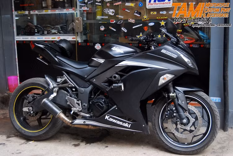 Với mức giá không quá đắt, những mẫu sportbike tầm 300 cc như môtô Kawasaki Ninja 300 hay Yamaha R3 tại Việt Nam được khá nhiều người mới tập làm quen với xe phân khối lớn ưa chuộng.