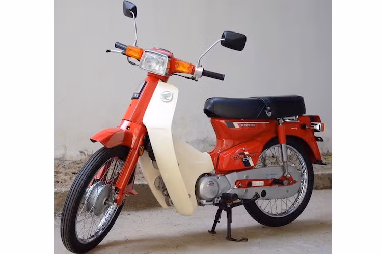 Thường được người Việt Nam gọi là xe máy Honda DD đỏ, Honda C70D ra mắt vào năm 1981 là một phiên bản khác của dòng xe Honda Super Cub. Về thiết kế, dòng xe này chia sẻ chung kiểu dáng với chiếc Super Cub C70 "Cub 82" cũng rất quen thuộc với người dùng Việt.