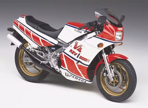 5. RZV500R: Yamaha sản xuất những mẫu xe GP vào năm 1980. Kết hợp động cơ RD với một khung nhôm và hệ thống treo cao cấp, RZV500R mang sức mạnh tương đương với chiếc Honda RC213V-S.