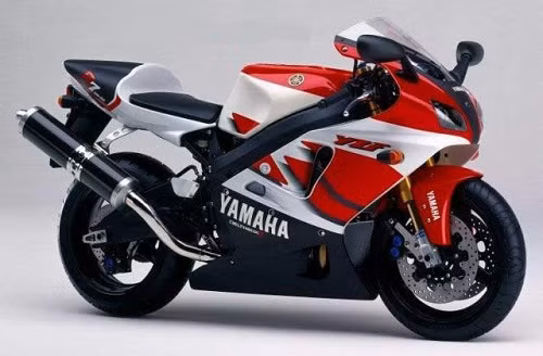 10. YZF-R7 (OW-02): Chắc chắn rằng R7 là một trong những mẫu mô tô được ưa chuộng nhất mang huy hiệu của hãng xe máy Yamaha. Sức mạnh vượt trội, sản xuất với số lượng hạn chế, ngoại hình tuyệt vời, chiếc Yamaha YZF-R7 từng chiến thắng các cuộc đua xe. Với động cơ 750 phân khối, chiếc YZF-R7 thật sự là một con “quái thú” trên đường đua. Nó có thể đạt tốc độ tối đa 278 km/h. Chiếc xe có chiều dài 2.060 mm, rộng 720 mm và trọng lượng khô chỉ nặng 176 km.