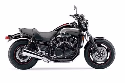 9. V-Max: Chúng ta đang nói về chiếc Yamaha V-Max 1.200 cc bản gốc đầu tiên, không phải chiếc VMAX 1.700 cc xuất hiện nhiều của thời điểm hiện tại. Vào những năm đầu của thập niên 80, chiếc V-Max là một trong số những mẫu xe được nhắc đến khá nhiều. Vào thời điểm mức công suất 80 mã lực vẫn được coi là sức mạnh mạnh mẽ thì chiếc V-Max với công suất đầy đủ 145 mã lực được coi là “huyền thoại”.