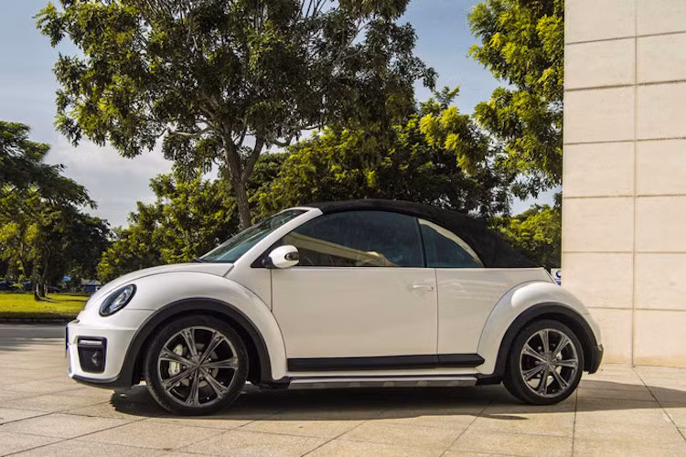 Theo phong cách Beetle Dune, những đường nẹp nhựa đã chạy từ cản trước, vòng xung quanh các vòm bánh và kết thúc ở phía đuôi xe. Dọc theo trục cơ sở của chiếc New Beetle Cabriolet cũng đã được xưởng độ chế và ốp các nẹp nhựa theo phong cách của những dòng xe địa hình.