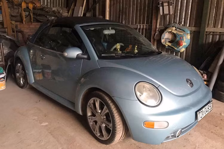 Cách đây 20 năm, để thay thế cho mẫu xe con bọ Volkswagen Beetle đã được sản xuất hơn nửa Thế kỷ, Volkswagen New Beetle đời mới đã được hãng "xe dành cho đại chúng Volkswagen công bố. Tới năm 2011, một thế hệ Volkswagen Beetle hoàn toàn mới đã tiếp tục "trình làng", với kiểu dáng mạnh mẽ hơn so với New Beetle.
