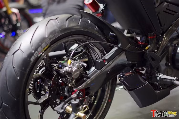Cuối cùng, chiếc xe đã được hãng xe máy Yamaha trang bị cặp lốp "hàng hiệu" Pirelli Diablo Rosso II, với kích thước 120/60/17 cho bánh trước và 150/60/17 cho bánh sau.