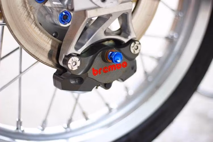Ở phía sau, chiếc xe cũng đã được độ đĩa phanh kèm theo heo Brembo Billet 2 piston, gắn pad CNC ngược. Những chi tiết như dàn ốc titan hay lốp Dunlop là các "mảnh ghép" cuối cùng để hoàn thành bản độ này.
