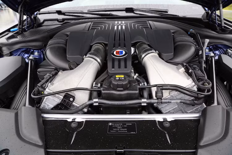 Dựa trên động cơ 4.4l tăng áp kép V8 của BMW, Alpina đã cải tiến hàng loạt các chi tiết như turbo, dàn tản nhiệt, piston, ống xả thể thao... để đạt công suất tối đa lên tới 600 mã lực và mô-men xoắn cực đại 800 Nm. Động cơ này còn được Alpina lắp hệ thống két làm mát gián tiếp không khí - chất lỏng - không khí để tăng độ tin cậy.