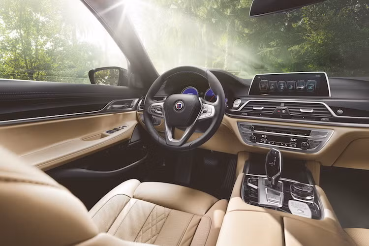 Không chỉ dùng lại ở ngoại thất, nội thất của Alpina B7 Bi-Turbo cũng "sang" hơn BMW 7 Series thường với bảng táp-lô bọc da, tay lái thể thao có chỉ thêu tương phản màu xanh dương/xanh lá, hệ thống thông tin giải trí thế hệ mới nhất...