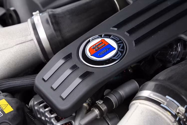 Kết hợp với động cơ là hộp số tự động 8 cấp ZF cũng đã được nâng cấp với giải pháp làm mát mới cùng bộ chuyển đổi mô-men xoắn và các bánh răng số ưu việt hơn. Sức mạnh được truyền tới bánh sau thông qua hệ dẫn động cầu sau. Với hệ động lực này, Alpina B7 Bi-Turbo có thể đạt 0-100 km/h chỉ trong 4 giây và tốc độ tối đa lên tới 330 km/h.