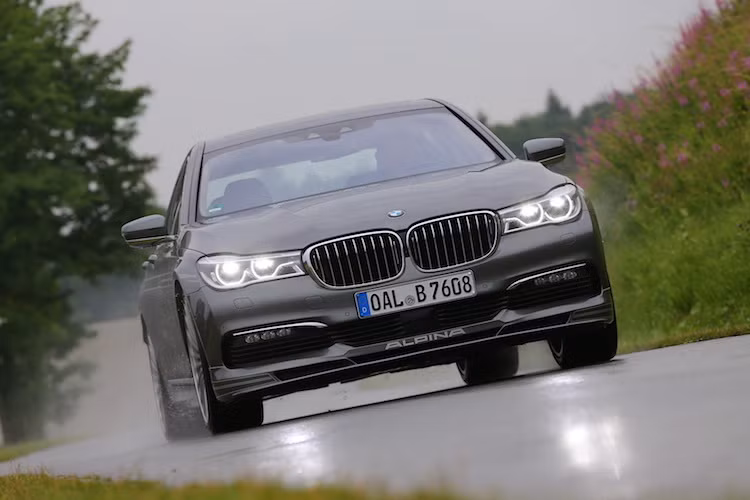 Theo phong cách quen thuộc của Alpina, phần thân của chiếc 7 Series độ thành Alpina B7 Bi-Turbo không được thay đổi nhiều, chỉ bổ sung thêm các nẹp khí động học dưới bodykit. Lưới tản nhiệt hình bầu dục của BMW cũng được bổ sung thêm các nan có khả năng thay đổi góc nghiêng để tăng hiệu quả khí động học.