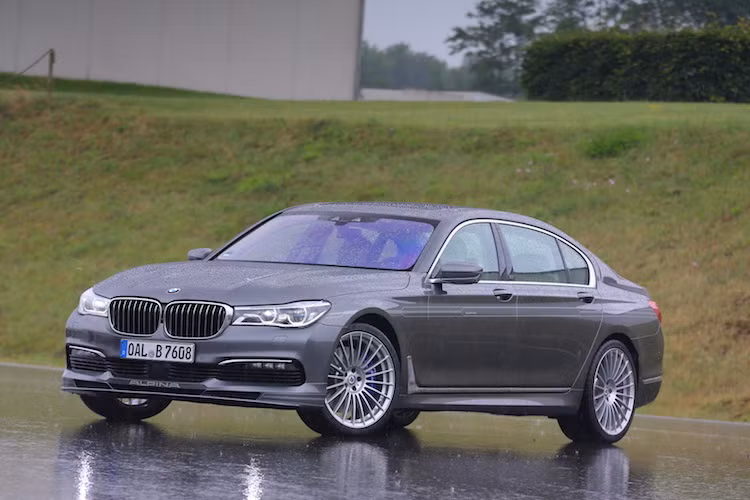 Trước khi BMW ra mắt chiếc M760Li, Alpina B7 Bi-Turbo từng là "phiên bản" BMW 7 Series mạnh mẽ nhất, sang trọng nhất. Sở dĩ có thể coi B7 Bi-Turbo là một phiên bản chính thức của của mẫu xe sang BMW 7 Series đó là vì dù một hãng độ, nhưng Alpina có mối quan hệ rất tốt với BMW, thậm chí những chiếc xe của hãng được bán trong showroom chính hãng.