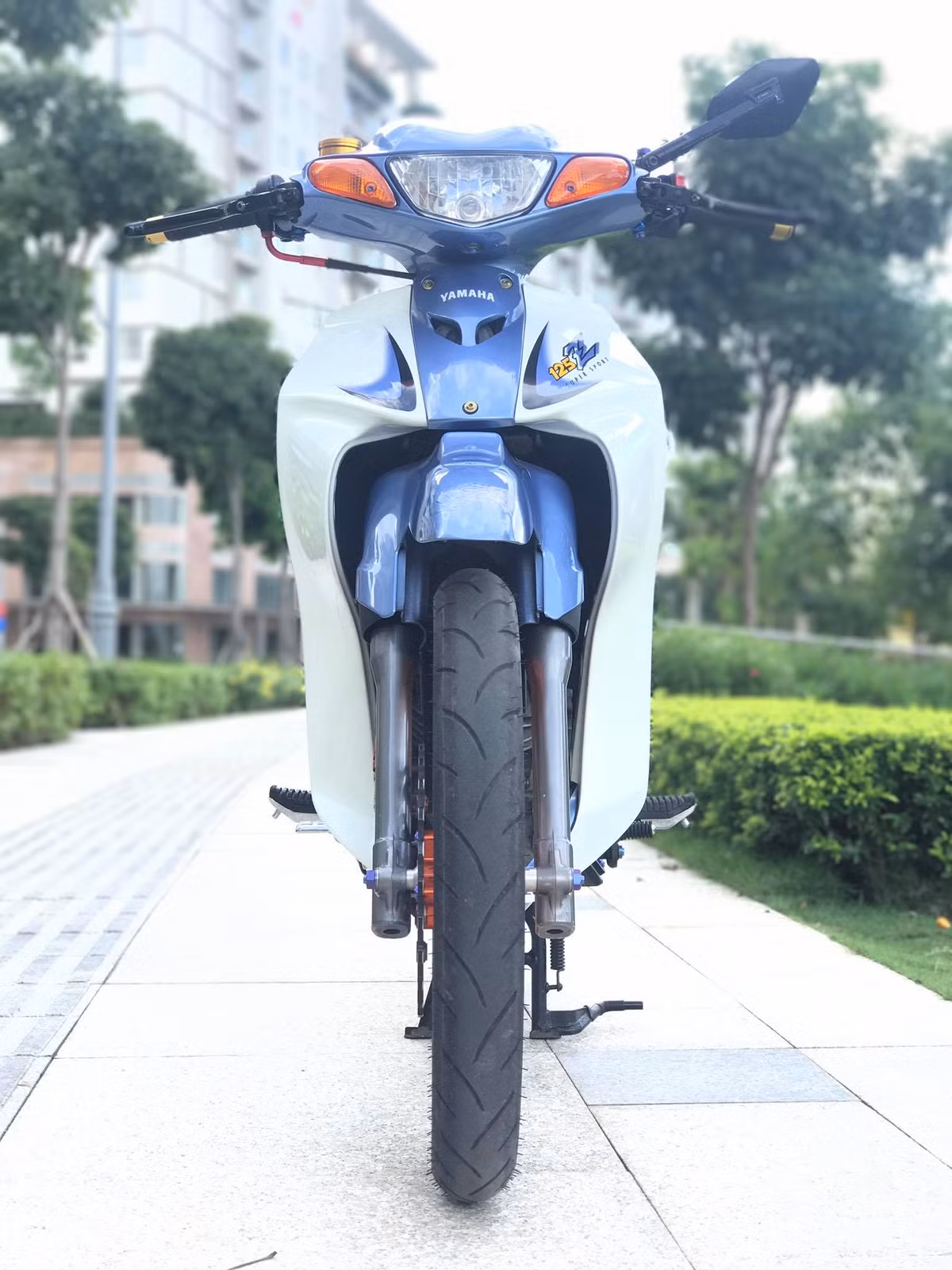 Cuối cùng, gần như tất cả các con ốc trên xe cũng đã được chủ nhân "mạnh dạn" đầu tư bằng bốc titan Proti, với giá hàng trăm ngàn/con, khiến tổng giá trị của chiếc xe máy côn tay Z125 còn được nâng cao hơn nữa. Ước tính, tổng giá trị của các món đồ chơi trên xe có thể lên tới con số 200 triệu đồng.