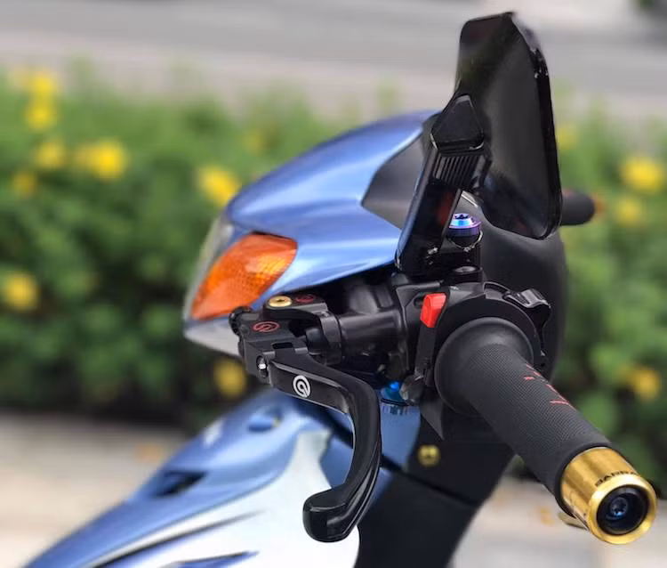Ở phía trên tay lái của xe, phía bên trái là sự xuất hiện của cùm côn dầu Brembo Billet, kèm theo gương hậu Rizoma Ellise, cùm công tắc rút gọn Domino, bao tay Domino và gù Barracuda.