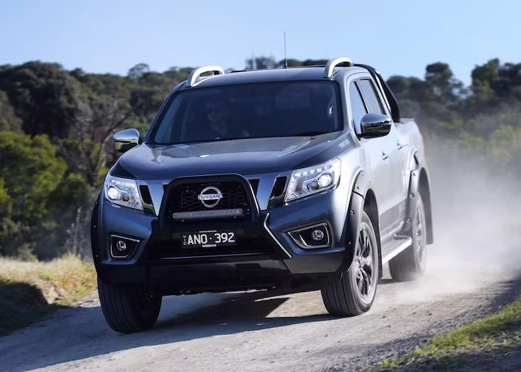 Dưới nắp ca-pô của Navara N-Sport Black Edition vẫn là động cơ Diesel 4 xi lanh thẳng hàng DOHC 2.5L, công suất cực đại 161 mã lực tại 3.600 vòng/phút, mô-men xoắn cực đại 403 Nm tại 2.000 vòng/phút. Tùy từng phiên bản, xe sẽ được trang bị hộp số sàn 6 cấp hoặc tự động 7 cấp.