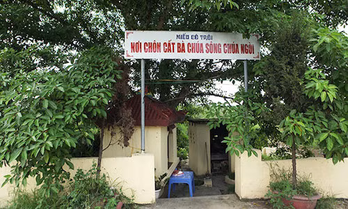 Chuyện người đàn ông canh miếu Cô Trôi vớt 600 xác chết trên sông Chuyen nguoi dan ong canh mieu Co Troi vot 600 xac chet tren song