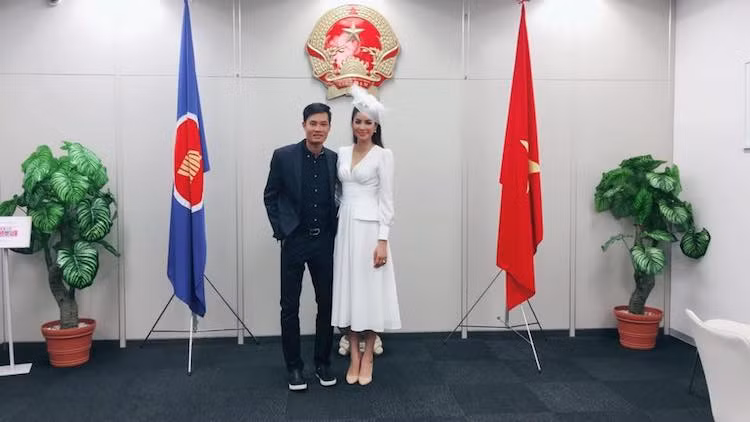 Hai chị em chụp ảnh tại Đại sứ quán Việt Nam tại Nhật Bản
