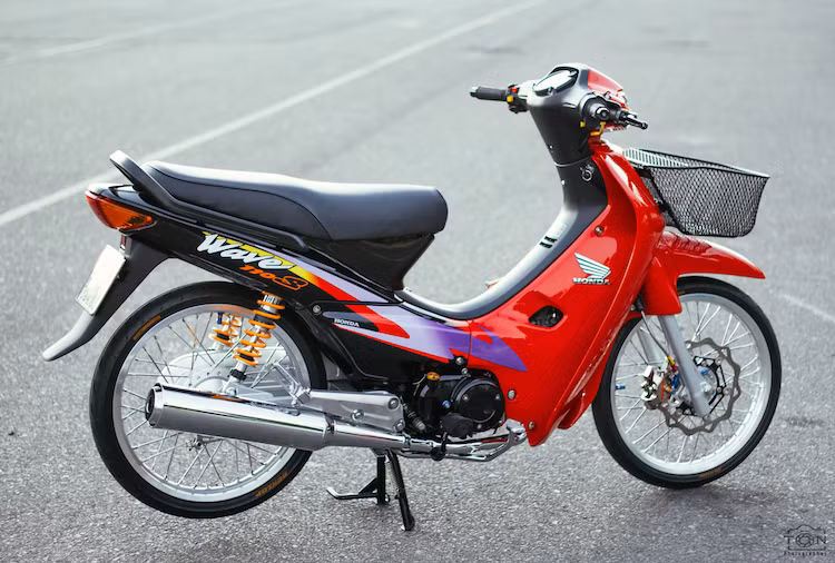 Tới hiện nay, phần lớn những chiếc Wave Thái vẫn còn đang trong tình trạng hoạt động tốt, nhưng đã có vẻ ngoài "lão hóa" theo thời gian". Để khiến chiếc Wave 110 của mình trở nên "lung linh" như "đập thùng", một người chơi xe tại miền Nam đã không chỉ "giật mới" mà còn độ kiểng lại chiếc xe với loạt đồ chơi cao cấp.