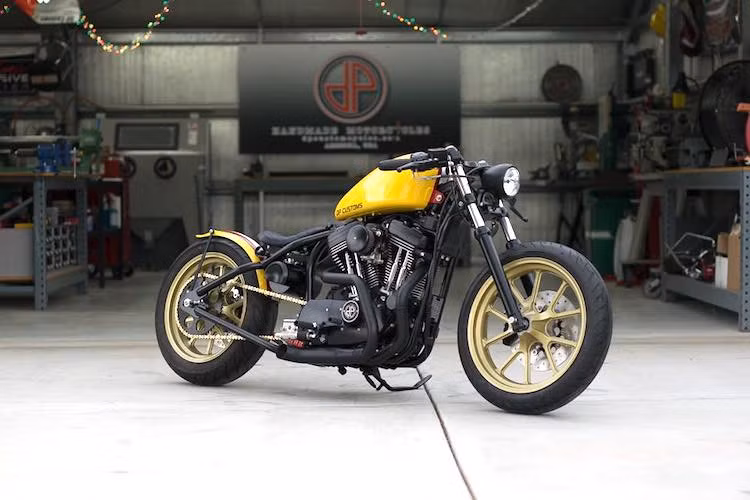 Tại Việt Nam, những chiếc xe môtô Harley-Davidson hiện nay đã khá phổ biến trong giới chơi xe, do hãng xe Mỹ này đã chính thức vào Việt Nam. Với độ phổ biến của những chiếc Harley-Davidson, đã có không ít biker tiếp tục tìm kiếm sự độc đáo bằng cách độ lại xe của mình, dù cho chi phí độ và "đồ chơi" cho dòng xe này có thể nói là không rẻ.