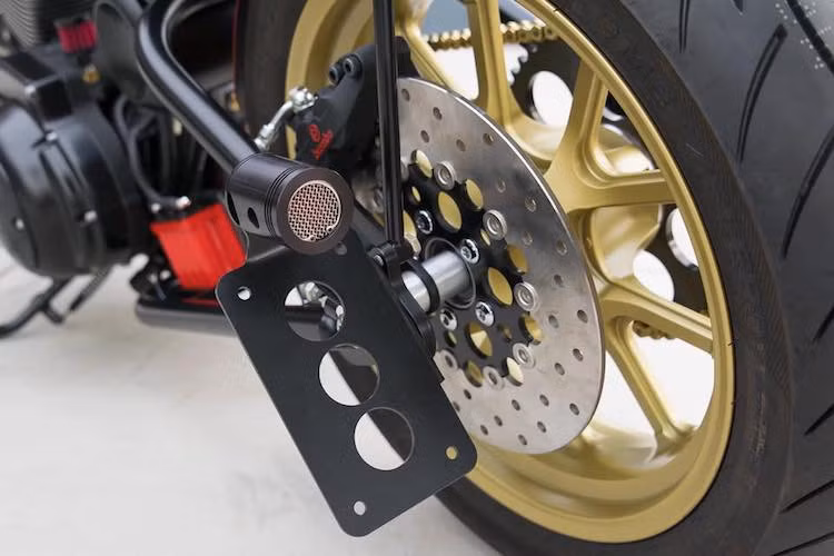 Giống như bánh trước, bánh sau của xe cũng được nâng cấp với heo Brembo 4 piston. Cả 2 bánh xe đều sử dụng lốp thể thao của hãng Metzeler. Với dè sau cắt ngắn, pad biển số của xe đã được chuyển xuống cạnh bánh sau, kèm theo đèn hậu tối giản.