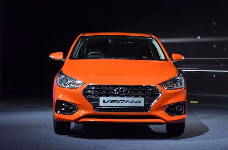 Các kích thước tổng thể dài x rộng x cao của Verna Sedan mới lần lượt là 4385, 1729 và 1450 mm. Khoang hành lý của xe có thể tích 387l. Dù có thân xe ngắn nhưng nhờ có vòm mái cong mềm và thấp theo kiểu coupe nên Verna trông vẫn khá thanh thoát.