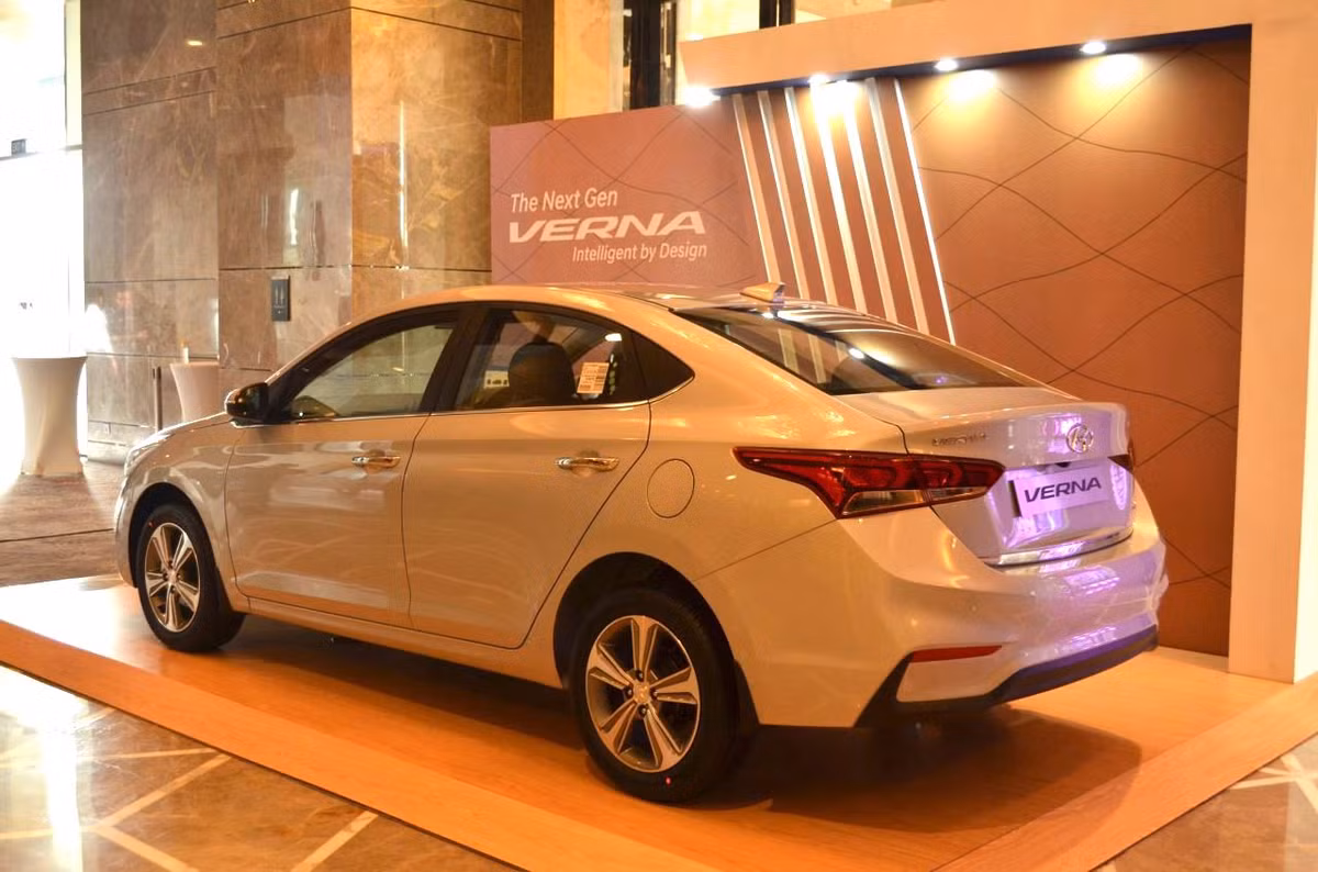 Tại thị trường Ấn Độ, Hyundai Verna mới có giá khởi điểm từ 799.900 Rupee (tương đương 283 triệu đồng) và đạt cao nhất 1,239 triệu đồng (tương đương 439 triệu đồng). Theo nguồn tin nội bộ từ Hyundai Thành Công, dòng xe này cũng có thể sắp tới Việt Nam dưới tên gọi Hyundai Accent.