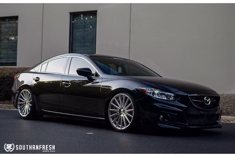 Với ngôn ngữ thiết kế Kodo đầy cá tính, mẫu xe ôtô sedan Mazda 6 được ưa chuộng tại nhiều thị trường Thế giới. Chiếc xe cũng được nhiều tay chơi lựa chọn để "độ kiểng" theo nhiều phong cách khác nhau, trong đó đơn giản và ấn tượng nhất là phong cách VIP xuất phát từ Nhật Bản.