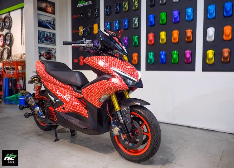 Sau khi độ lại, chiếc xe tay ga Yamaha NVX 155 của một người chơi xe trẻ tuổi ở Sài Gòn không chỉ đẳng cấp với hàng loạt đồ chơi "khủng" mà còn có kiểu dáng độc đáo.