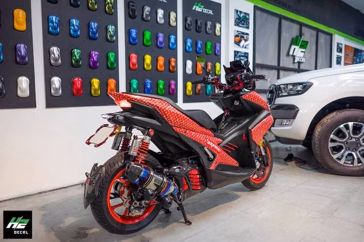 Các chi tiết như lốp Michelin City Grip và phuộc YSS tăng độ ổn định cho xe. Để khiến dán xe thể thao hơn, dè sau nguyên bản đã được thay bằng pad biển số rút gọn, kết hợp cùng với chắn bùn ôm bánh theo phong cách xe Ducati Diavel.