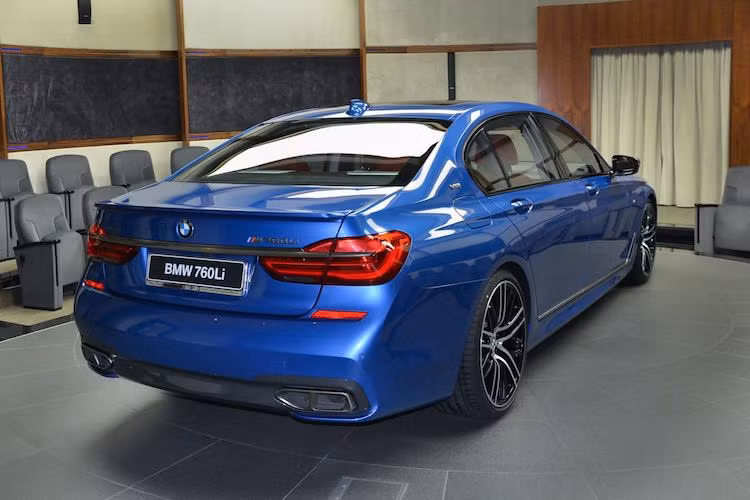Ở hai bên thân xe, thay đổi lớn nhất là bộ mâm "option" M-Performance với thiết kế 10 nan kép 2 tông màu độc đáo. Trong khi đó, nằm ở trên nắp khoang hành lý phía sau có sự xuất hiện của cánh đuôi dạng nẹp từ hãng Alpina. Cản sau thể thao của M760Li xDrive với cặp ống xả kép được giữ nguyên.