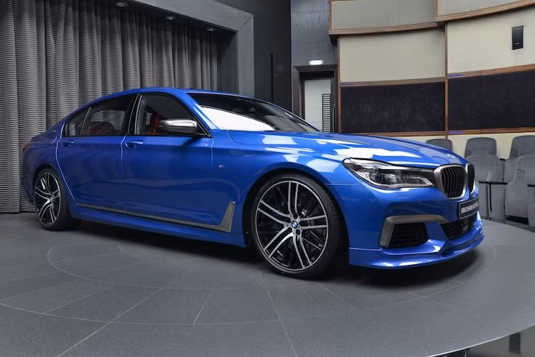 Là phiên bản cao cấp nhất và thể thao nhất của dòng xe sang BMW 7 Series, BMW M760Li xDrive vẫn chưa được coi là một chiếc BMW M thực thụ như M3 hay M5 mà chỉ là một sự nâng cấp mạnh mẽ hơn của 7 Series. Mặc dù vậy, chiếc xe vẫn nằm ngoài tầm với của nhiều người với giá bán gần bằng các siêu xe.