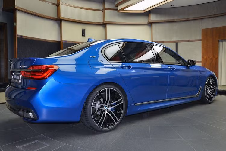 Không chỉ mạnh mẽ, M760Li xDrive còn có khả năng điều khiển chính xác và thể thao hơn nhờ được trang bị sẵn gói tùy chọn Executive Drive Pro với hệ thống treo chủ động và phanh M-Sport với đĩa đường kính 19 inch.