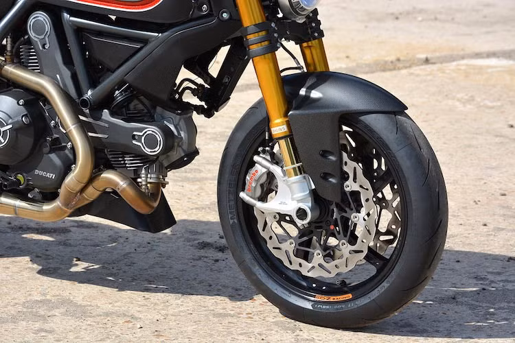 Động cơ trên mẫu xe Scrambler độ cafe racer này đã được nâng cấp toàn bộ với piston, tay biên, xúp páp và cam mới, cùng với trục khuỷu được cân bằng. Kết quả là công suất của xe đã tăng từ 81 lên 100 mã lực.