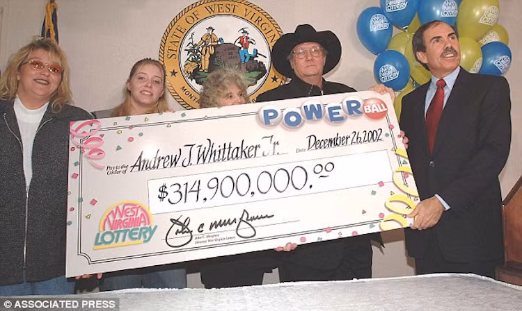 Andrew Jackson Whitaker Jr.: Nhà thầu xây dựng này từng trúng 315 triệu USD vào năm 2002. Sau khi nộp thuế, ông bỏ túi 114 triệu USD. Nhưng từ đó, ông liên tục gặp bất hạnh. Sau 2 lần mất chiếc xe hơi có chứa 545.000 USD vào năm 2003 và 200.000 USD một năm sau, cô cháu gái cùng cháu rể tương lai lần lượt qua đời do sốc thuốc. Bản thân ông lại bị kiện vì gian lận để trúng giải. 4 năm sau khi trúng giải, ông quay về kiếp trắng tay.