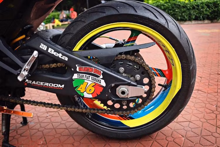 Ở phía sau, chiếc xe cũng sử dụng mâm lớn từ Yamaha R1. Để có thể lắp vừa mâm này, bộ gắp Yamaha R6 đã được sử dụng. Cả 2 lốp xe đều là loại Continental ContiMotion với giá thành hợp lý nhưng vẫn đảm bảo độ bám đường cao trong nhiều điều kiện đường khác nhau. Góp phần vào độ ổn định của xe còn có phuộc sau Ohlins.