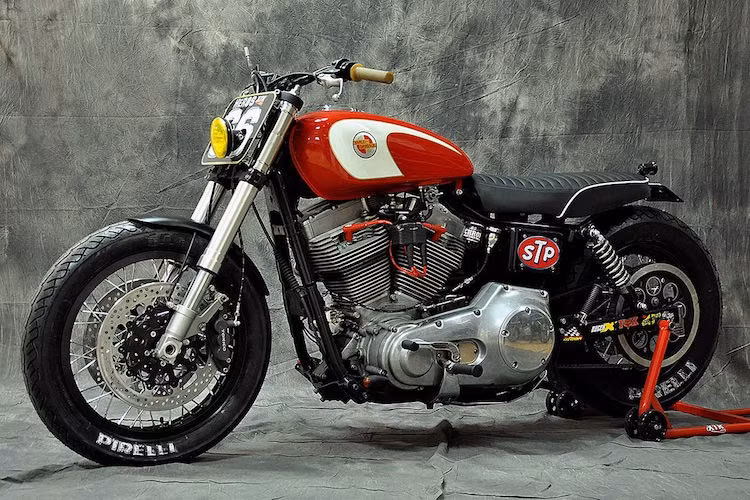 Theo Pepo Rossell - chủ xưởng Extreme Pepo cho biết, bản độ môtô Harley-Davidson Dyna Super Glide street tracker này đã bắt đầu khi một khách hàng đem xe tới, với yêu cầu chiếc xe sau khi độ phải chở được hai người và có tay lái rộng.